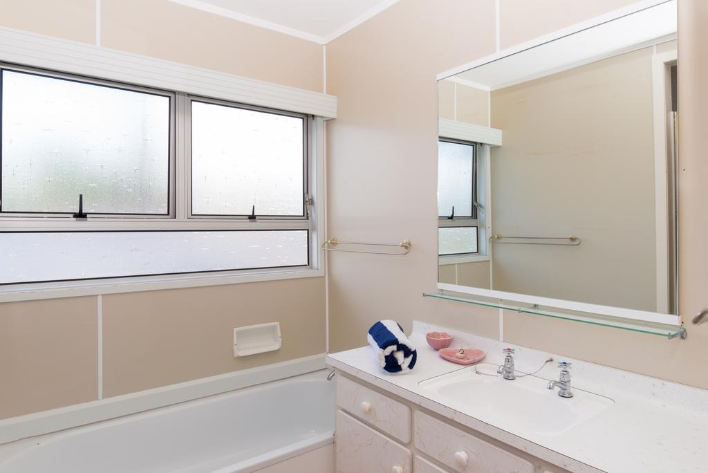 Waitangi Beach House Номер фото